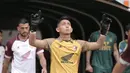 <p>Kiper PSM Makassar, Muhammad Reza Arya Pratama, memasuki lapangan jelang menghadapi Persikabo 1973 pada laga pekan ke-3 BRI Liga 1 2023/2024 di Stadion Pakansari, Cibinong, Bogor, Jumat (14/7/2023). (Bola.com/Abdul Aziz)</p>