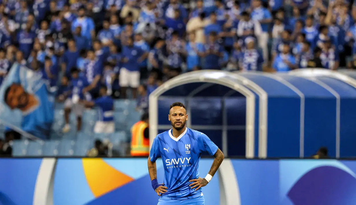 Reaksi kecewa Striker Al Hilal, Neymar saat menghadapi PFC Navbahor pada laga Grup D Liga Champions Asia 2023/2024 di King Fahd International Stadium, Riyadh, Selasa (19/9/2023) dini hari WIB. (AFP/Fayez Nureldine)