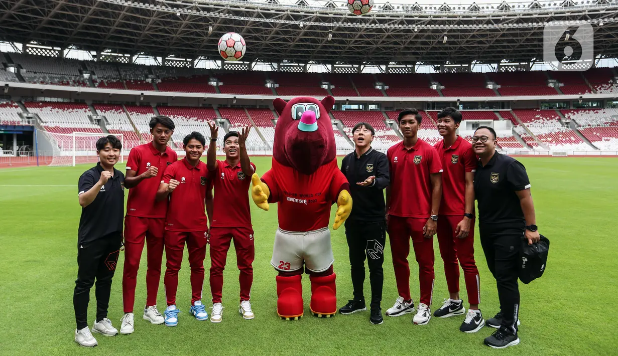 Pelatih Timnas Indonesia Shin Tae-yong (keempat kanan) bersama pemain Timnas U-20 saat Hitung Mundur 100 Hari Menuju Piala Dunia U-20 di Stadion Utama Gelora Bung Karno, Jakarta, Kamis (9/2/2022). Piala Dunia U-20 2023 akan digelar di Indonesia mulai 20 Mei hingga 11 Juni mendatang di Stadion Utama Gelora Bung Karno. (Liputan6.com/Johan Tallo)