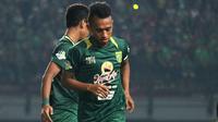 Dua pemain Persebaya, Irfan Jaya dan Osvaldo Haay. (Bola.com/Aditya Wany)