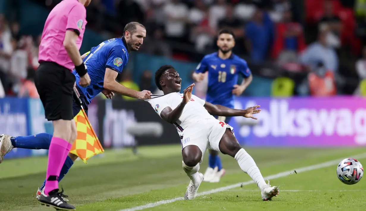 Bukayo saka - Pemain berusia 19 tahun ini merupakan pemain kunci yang turut membawa Three Lions melaju ke final Euro 2020. Penampilan impresifnya di Euro membuat Arteta menjadikannya pilihan utama di skuat The Gunners untuk mengarungi Premier League musim ini. (Foto: AP/Laurence Griffiths,Pool)