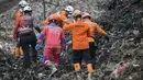 Tim SAR Gabungan masih berupaya mencari dan mengevakuasi korban longsor. Tampak dalam foto, petugas penyelamat bersiap mengevakuasi korban longsor di Tempat Pembuangan Sampah Terpadu (TPST) Bantargebang, Bekasi, Jawa Barat, pada 9 Maret 2026. (BAY ISMOYO/AFP)