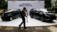 Mobil listrik terparkir di halaman Kementerian Perindustrian (Kemenperin) di Jakarta, Senin (26/2). Mitsubishi Motors menghibahkan 10 unit mobil listrik kepada pemerintah Indonesia. (Liputan6.com/JohanTallo)