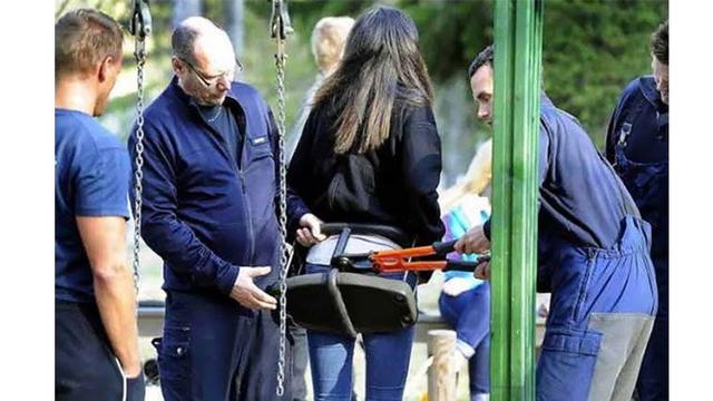 Potret 5 Orang Dewasa Terjebak di Arena Bermain Anak Ini Bikin Ngakak Tapi Kasihan