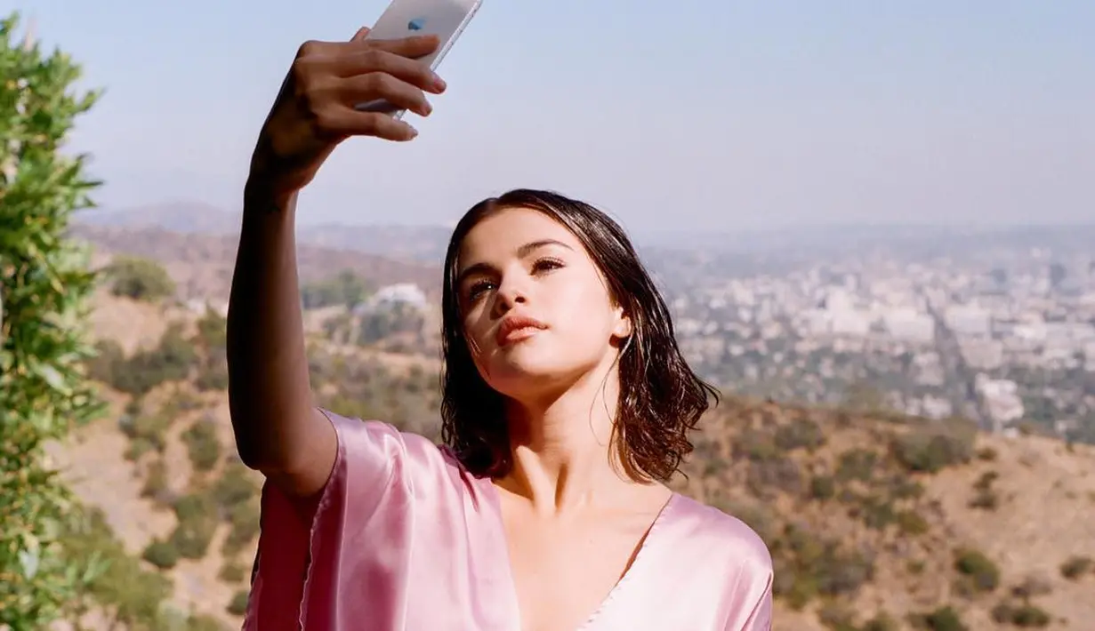 Salah satu keinginan Selena Gomez di tahun baru ini adalah agar tidak terlalu sering menyelami telepon genggamnya. (instagram/selenagomez)