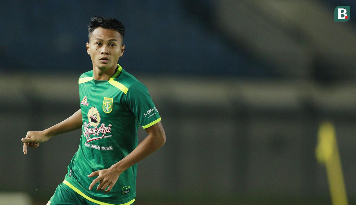 Koko Ari Araya - Pemain kelahiran Kota Pahlawan ini merupakan pilihan utama Ajo Santoso di sektor pertahanan. Koko merupakan pemain Persebaya U-20 yang meraih gelar juara Elite Pro Academy U-20 2019. (Bola.com/M Iqbal Ichsan)