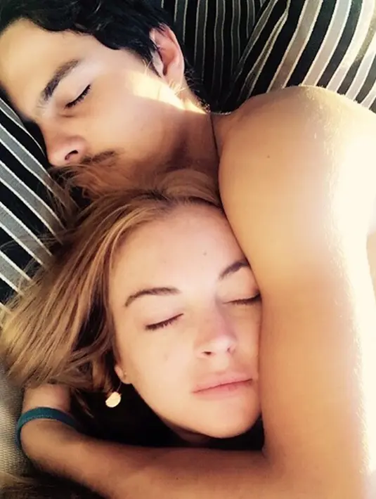 "Cinta itu adalah cahaya, bukanlah emosi dan kekerasan semata," tulis caption Lindsay yang menyindir kekasihnya Egor Tarabasov yang terkenal emosional dan kasar terhadap dirinya. (Instagram/Bintang.com)