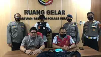 AS (24) saat diamankan polisi bersama barang bukti seragam anggota Brimob. (foto: Zuhrie)