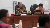 Presiden Joko Widodo atau Jokowi (kiri) didampingi Wakil Presiden Jusuf Kalla saat memimpin rapat terbatas (ratas) di Kantor Presiden, Jakarta, Senin (29/4/2019). Kajian pemindahan ibu kota telah sampai ke tangan Presiden sejak tahun lalu. (Liputan6.com/HO/Radi)