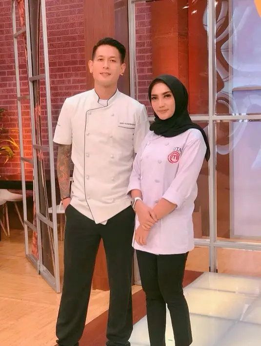 Memen keceriaan Mama Lita bersama dengan Chef Juna dalam ajang MasterChef Indonesia, yang sebelumnya memberikan tanda hari kepada Mama Lita saat penjurian. (Liputan6.com/IG/yulitamci5)