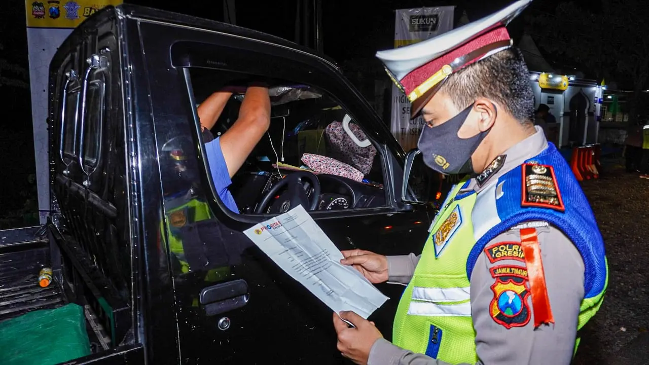 Polda Jatim melakukan penyekatan serentak pada Sabtu 15 Mei 2021. (Dian Kurniawan/Liputan6.com)