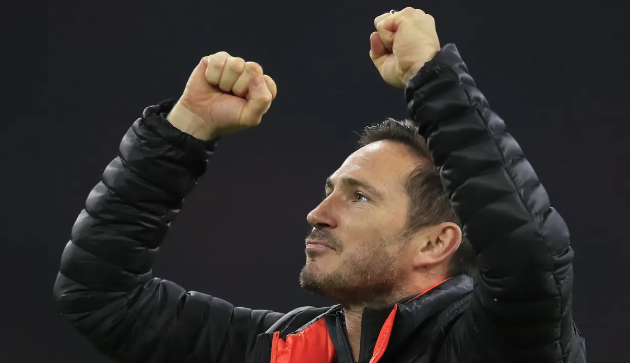 Pelatih Chelsea, Frank Lampard merayakan kemenangan setelah pertandingan melawan Ajax pada pertandingan lanjutan Grup H Liga Champions di Johan Cruyff Arena, Amsterdam, Belanda (23/10/2019). Chelsea menang tipis atas Ajax 0-1. (AP Photo/Peter Dejong)