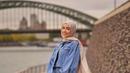 Adapun tampilan serba denim akan semakin emnawan dengan sentuhan hijab netral yang sempurna. Paduan ini menjadi sebuah opsi untuk tampil elegan dengan jaket denim.