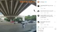 Pria Ini Mengeluarkan Jurus Anti Malu Setelah Tabrak Mobil dan Terpental (Instagram)