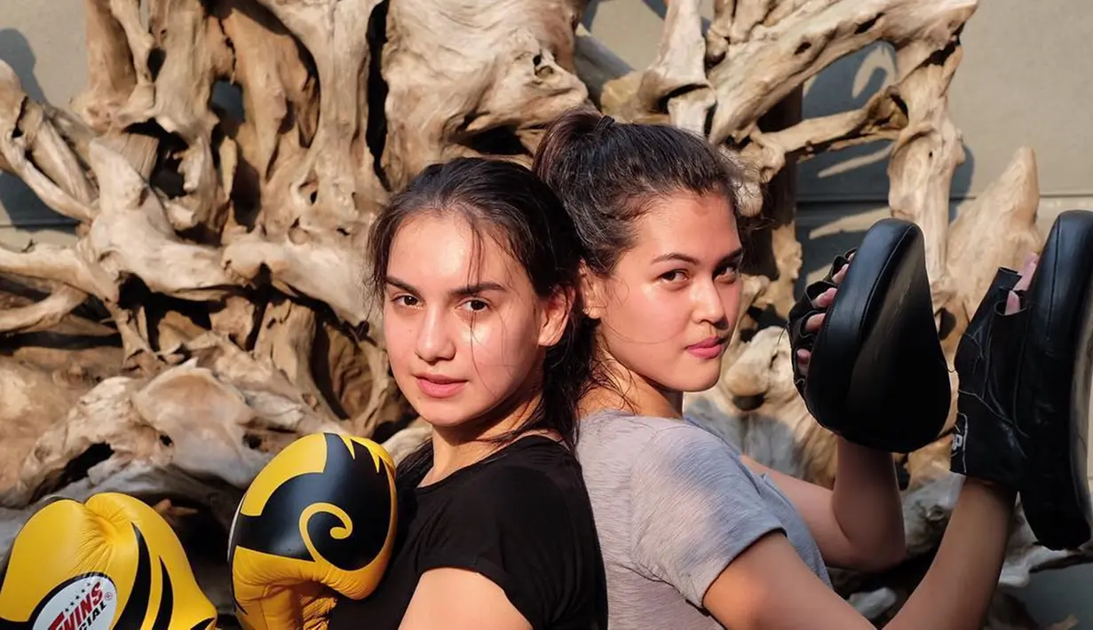 Sebuah potret ketika Irish Bella sedang melakukan sesi latihan bersama Rebecca Tamara, terlihat bahwa Irish Bella tampak tidak terlalu banyak mengenakan makeup (Liputan6.com/IG/_irishbella_)