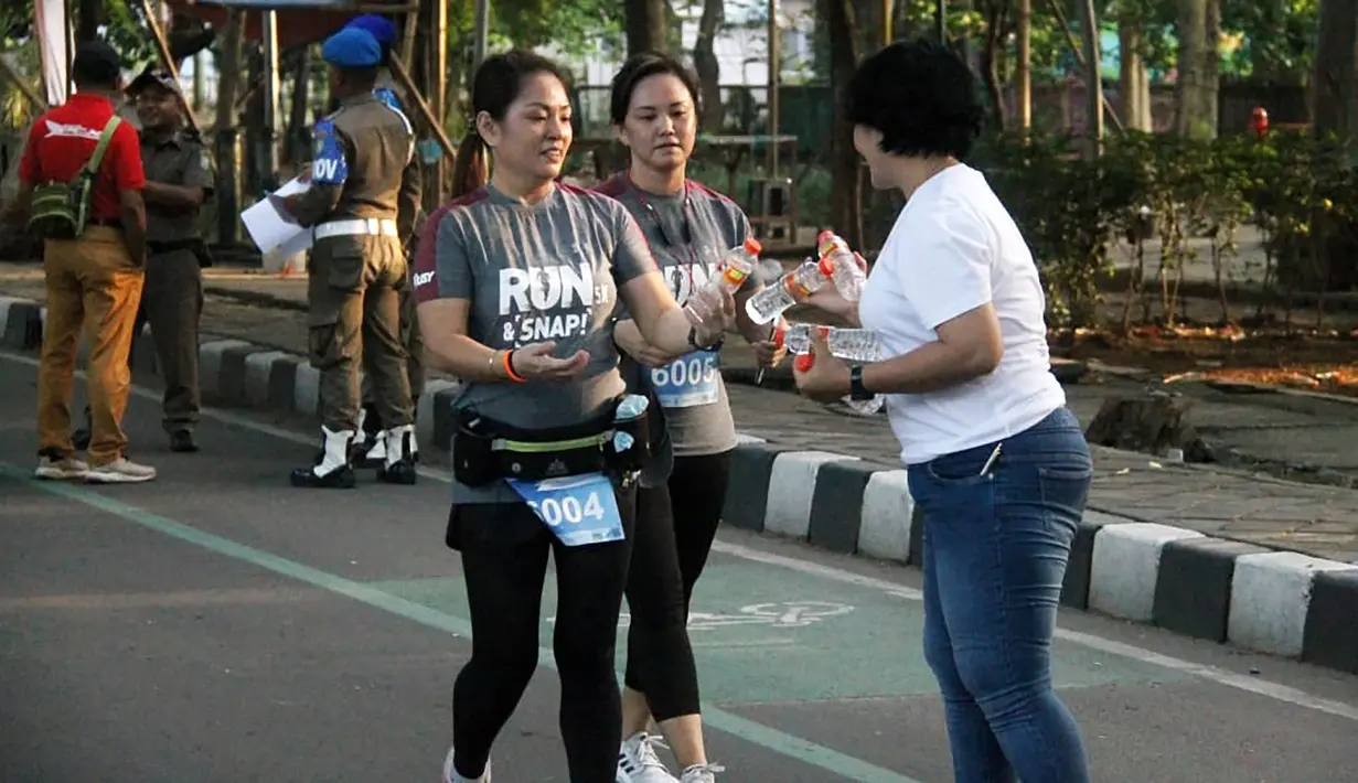 Peserta fun run saat mengikuti event lari bertajuk 'Run and Snap in Tangerang 5k' di Tangerang, Minggu (8/3/2020). Novotel Tangerang gelar event lari yang diikuti ratusan peserta. (Dokumentasi)