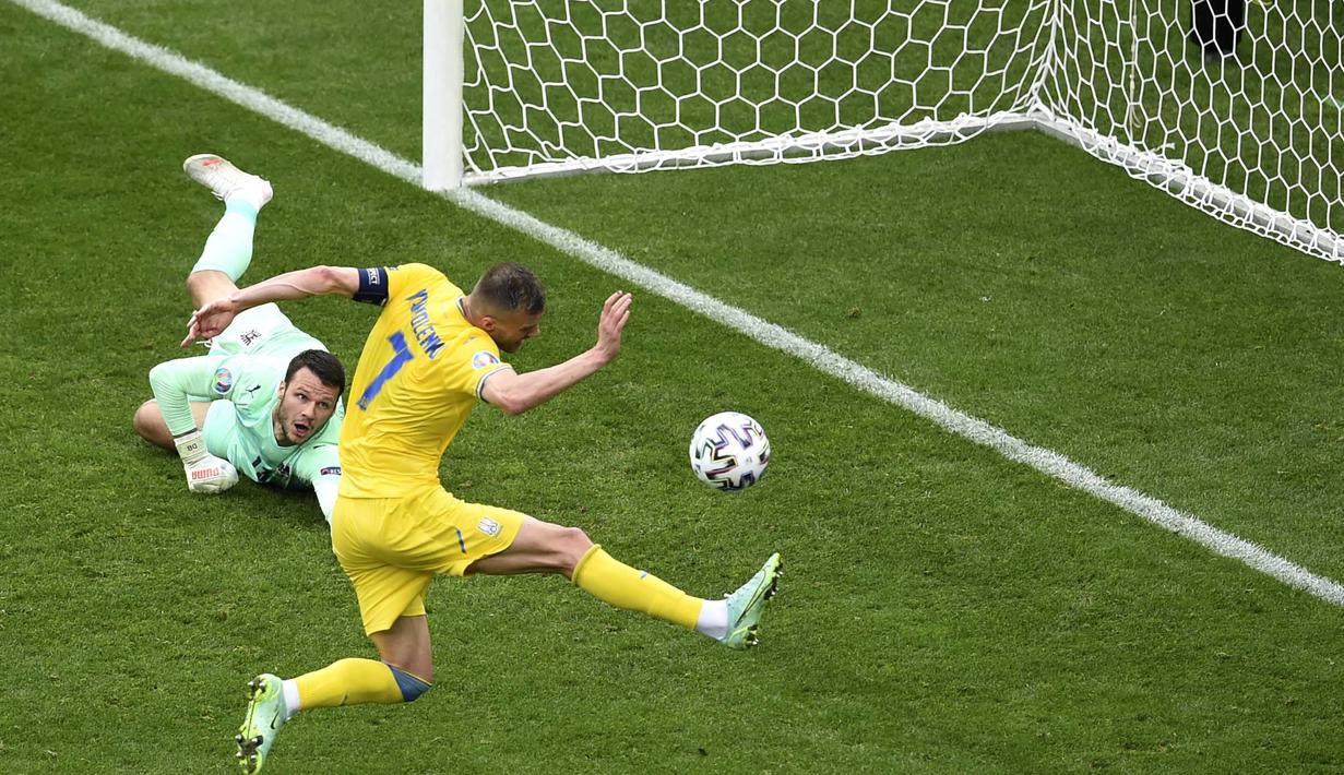 Tak berselang lama Roman Yaremchuk gagal menyamakan kedudukan usai dirinya gagal menjangkau bola hasil dari halauan kiper Austria. Foto: AP/Pool/Mihai Barbu)