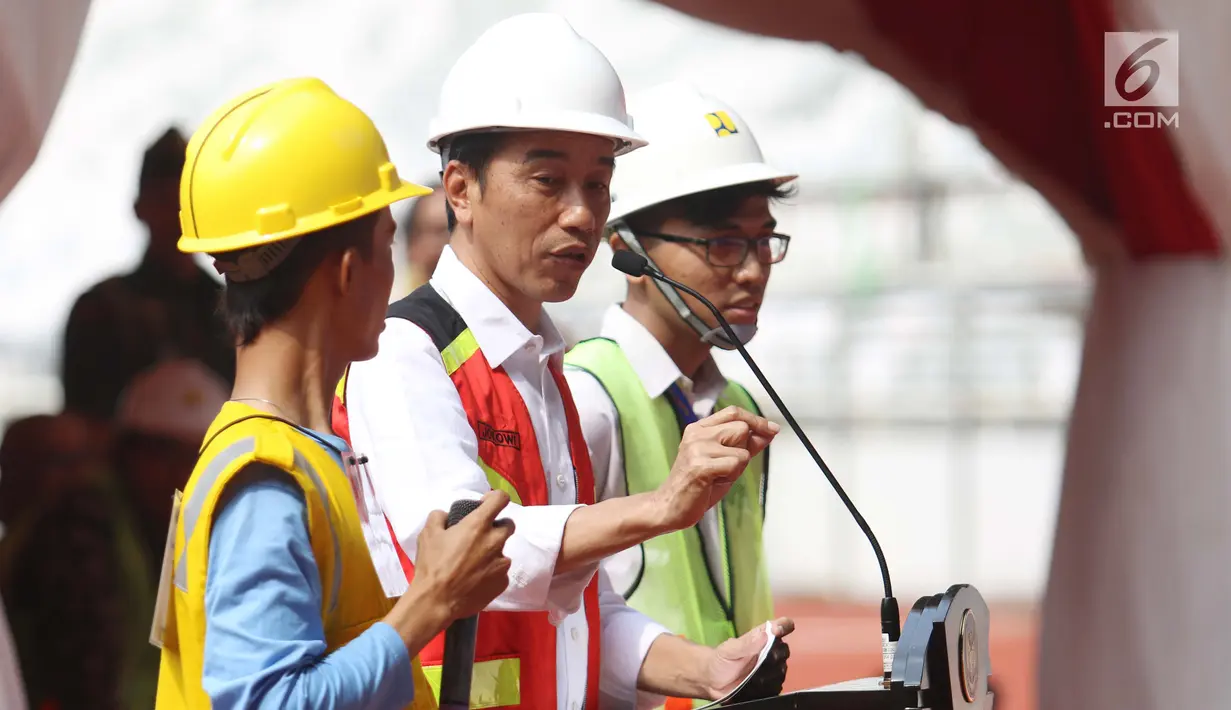 Presiden Jokowi membuka peresmian percepatan sertifikat tenaga kerja konstruksi serentak di seluruh Indonesia 2017 di Stadion GBK, Jakarta, Kamis (19/10). Jokowi terlihat mengenakan rompi berwarna orange dan helm konstruksi. (Liputan6.com/Angga Yuniar)
