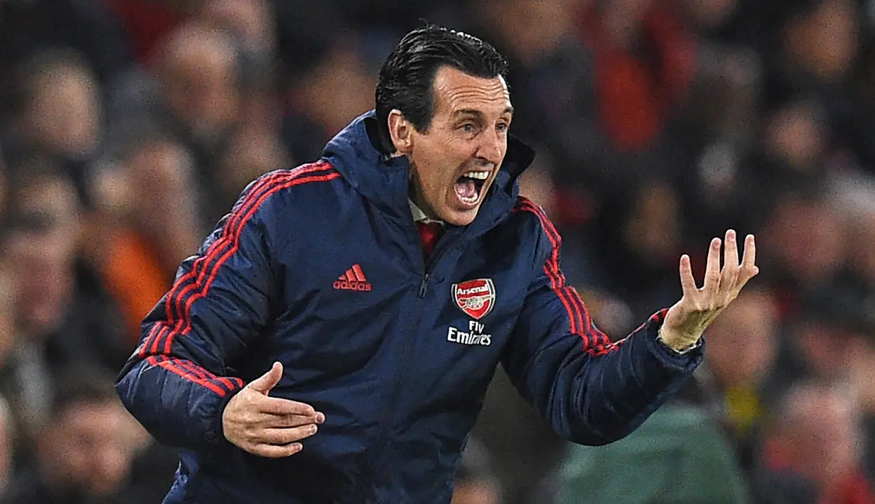 Manajer Arsenal Unai Emery memberi isyarat saat menyaksikan anak asuhnya bertanding melawan Sheffield United pada pertandingan Liga Inggris di Bramall Lane, Sheffield, Inggris, 21 Oktober 2019. Manajemen Arsenal mendepak Emery di tengah performa buruk klub sejak 1992 lalu. (Oli SCARFF/AFP)