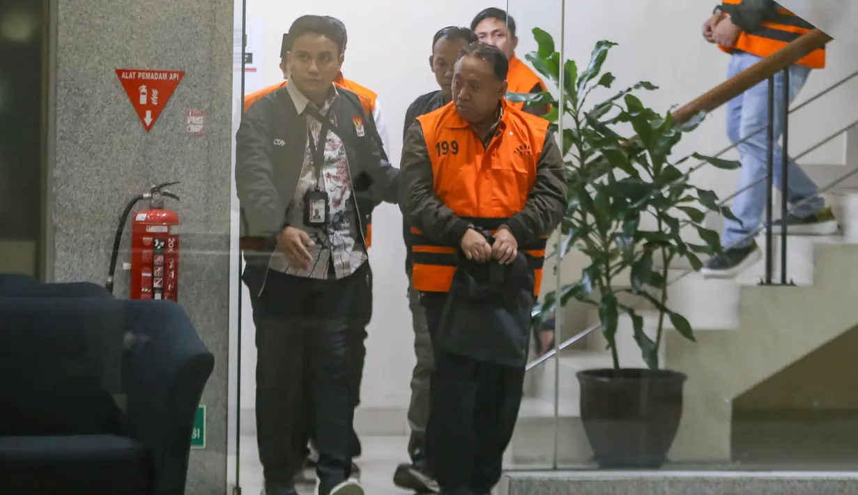 Rektor Universitas Jenderal Soedirman (Unsoed) Akhmad Sodiq melangkah menuju mobil tahanan seusai menjalani pemeriksaan di Gedung Merah Putih KPK, Jakarta, Sabtu, 22 Agustus 2026. KLY/ Arie Basuki)