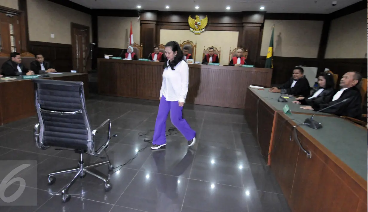 Damayanti Wisnu Putranti‎ bersiap menjalani sidang pembacaan putusan di Pengadilan Tipikor, Jakarta, Senin (26/9). Damayanti divonis penjara 4 tahun dan 6 bulan serta denda sebesar Rp 500 juta dengan subsider 3 bulan kurungan.  (Liputan6.com/Helmi Afandi)