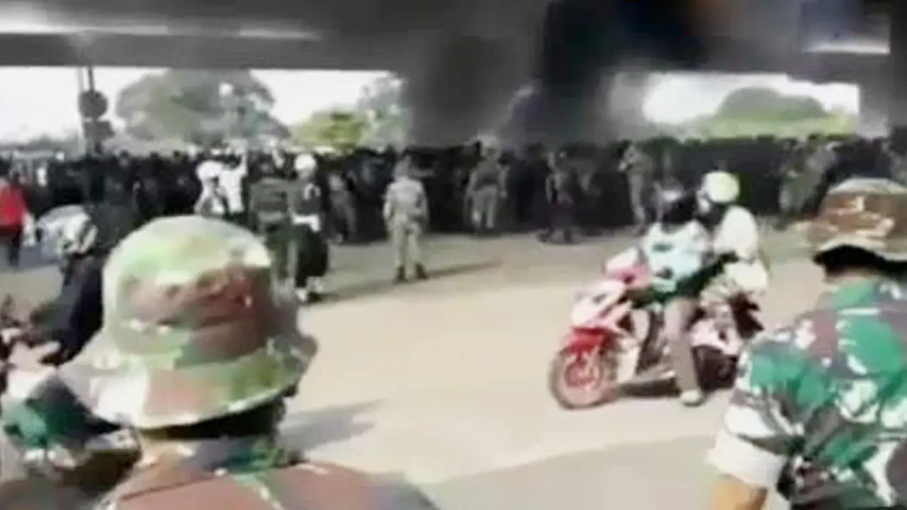 Puluhan Warga Adang Pengosongan Rumah Dinas TNI di Jatiwaringin