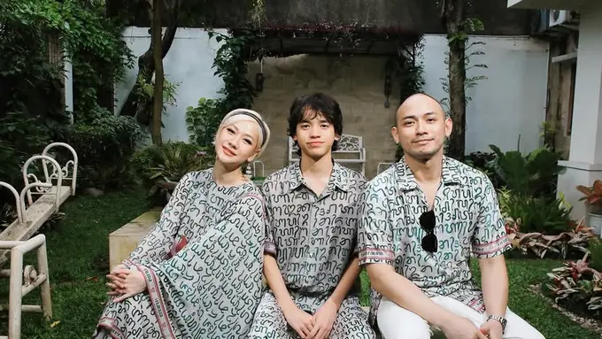 Gaya Baju Lebaran Keluarga Bunga Citra Lestari