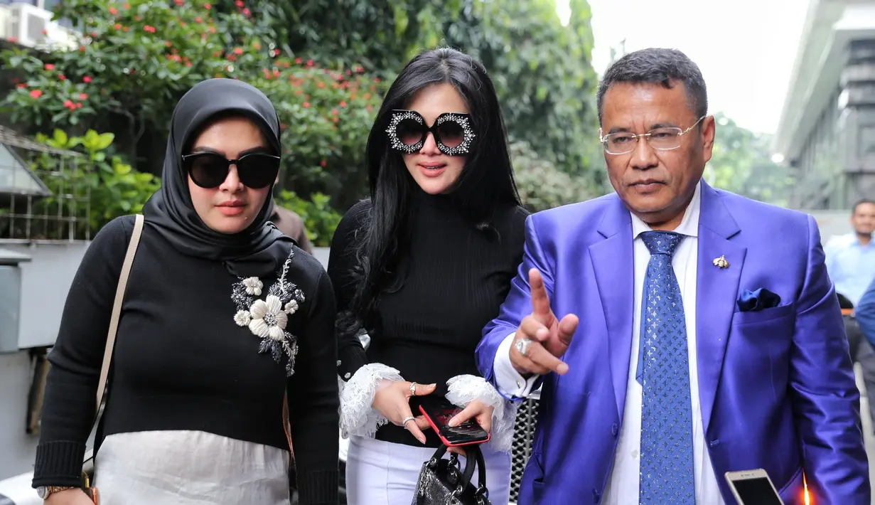 "Yang kedua, Syharini tidak pernah dibayar 5 perak pun, tapi Syahrini membayar sampai 200 juta lebih. Syahrini tidak pernah terima uang 5 perak pun dr First Travel," kata Hotman Paris Hutapea kuasa hukum Syahrini. (Adrian Putra/Bintang.com)