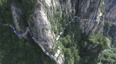 Sejumlah tenda terlihat dari pandangan udara saat backpacker berkemah di tebing Gunung Laojun, Louyang, Henan, China (16/7). Lebih dari 100 backpacker kamping bersama di tebing pada ketinggian 1.700 mdpl selama 2 hari satu malam. (REUTERS/Stringer)