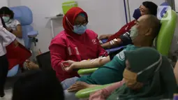 Warga mendonorkan darahnya di PMI Kota Tangerang, Sabtu (12/3/2022). PMI Kota Tangerang terus berupaya melakukan kegiatan donor darah, untuk memenuhi stok yang saat ini masih belum stabil menjelang bulan puasa atau Ramadhan . (Liputan6.com/Angga Yuniar)