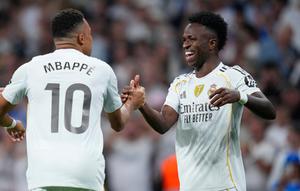 Vinicius Junior merayakan gol bersama Kylian Mbappe dalam laga La Liga antara Real Madrid dan Villarreal di Santiago Bernabeu, 4 Oktober 2025. (AP Photo/Manu Fernandez)