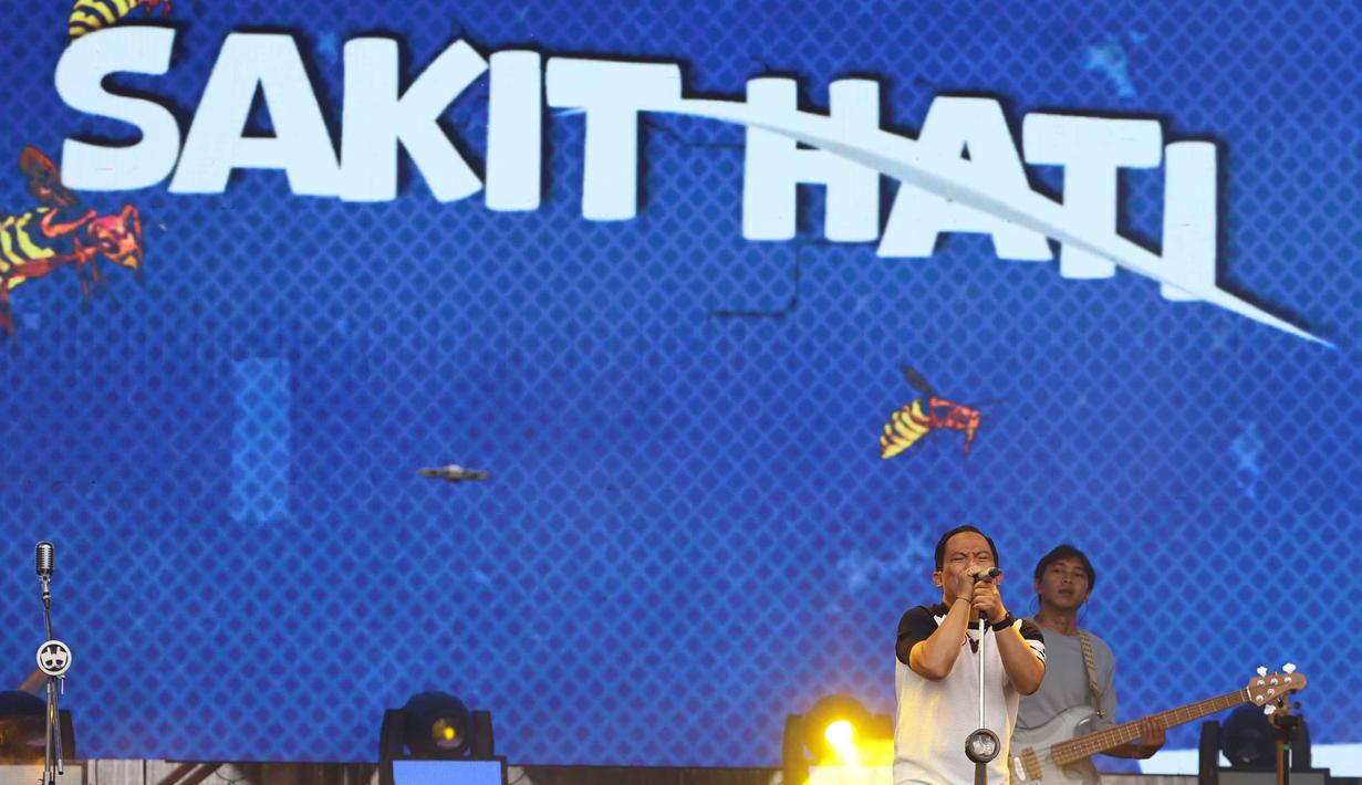 Tanpa menunggu lama, Faank dan kawan-kawan langsung menggebrak lewat lagu-lagu andalan mereka. Tampak dalam foto, vokalis grup band Wali, Faank, saat tampil pada hari kedua gelaran KapanLagi Buka Bareng (KLBB) Festival 2026 di Stadion Madya, Kompleks Gelora Bung Karno, Senayan, Jakarta, Minggu 1 Maret 2026. (Dok/Kapanlagi Youniverse)