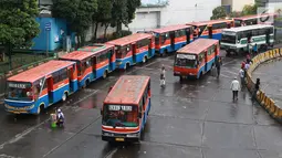 Angkutan Metromini menunggu penumpang di Terminal Blok M, Jakarta, Jumat (12/4). Sebanyak 312 bus sedang yang akan bekerja sama dengan Jak Lingko didapat dari empat operator yaitu Metromini, Kopaja, Kopami, dan Koantas Bima. (Liputan6.com/Immanuel Antonius)