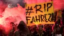 Aksi simpati yang berlangsung sejak jam delapan malam itu berlangsung tertib. Doa serta puisi dari para The Jakmania mengiringi kepergian almarhum Muhammad Fahreza. (Bola.com/Vitalis Yogi Trisna)
