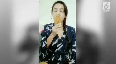 Seorang wanita membuat video bagaimana cara makan enak walaupun tengah menjalani diet