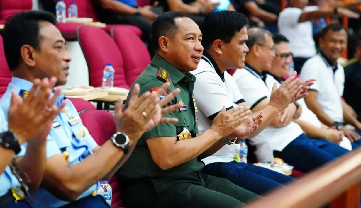 Turut hadir mendampingi Panglima TNI  pada laga final pertandingan Bola Voli Kartini Cup XX diantaranya Kepala Staf TNI Angkatan Laut (Kasal) Laksamana TNI Muhammad Ali, Wakil Kepala Staf TNI Angkatan Udara (Wakasau) Marsdya TNI Andyawan Martono Putra dan para pejabat Perwira  Tinggi lainnya. (Dok. Puspen Mabes TNI)