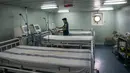 Perwira TNI AU menyiapkan peralatan medis KRI dr Soeharso 990 di Dermaga Madura, Komando Armada II Surabaya, Jawa Timur, Kamis (20/2/2020). KRI dr Soeharso 990 siap mengevakuasi 74 WNI dari kapal pesiar Diamond Princess yang dikarantina akibat virus corona (COVID-19) di Jepang. (JUNI KRISWANTO/AFP)