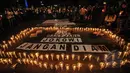 Aktivis yang tergabung dalam Buruh Migran menggelar aksi seribu lilin di depan Istana Merdeka, Jakarta, Minggu (26/4/2015). Aksi tersebut meminta eksekusi atas Mary Jane dibatalkan. (Liputan6.com/Faial Fanani)