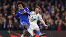 Pemain Dynamo Kiev Antunes (kanan) menghalau bola dari pemain Chelsea Willian pada lanjutan Liga Champion Grup G di Stadion Stamford Bridge, London, Rabu (4/11/2015) dini hari. Chelsea memang 2-1. (AFP PHOTO / Glyn Kirk)