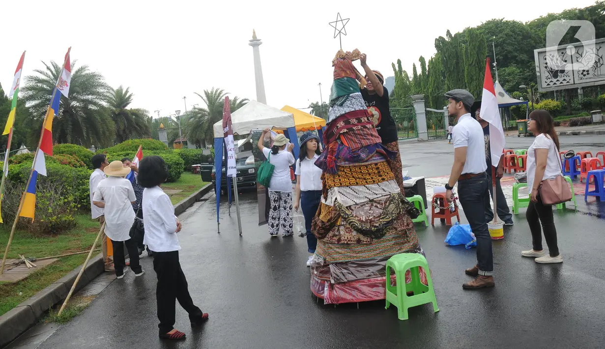 Jemaat dari GKI Yasmin Bogor dan HKBP Filadelfia Bekasi bersiap melaksanakan misa Natal di Simpang Barat Laut Monas atau depan Istana Negara, Jakarta, Rabu (25/12/2019). Mereka berharap tempat ibadah mereka segera kembali dibuka. (Liputan6.com/Helmi Fithriansyah)
