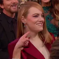 Jennifer Lawrence tertawa ngakak karena Emma Stone diledek oleh Jimmy Kimmel saat malam puncak ajang penghargaan Oscar 2018. (ABC)