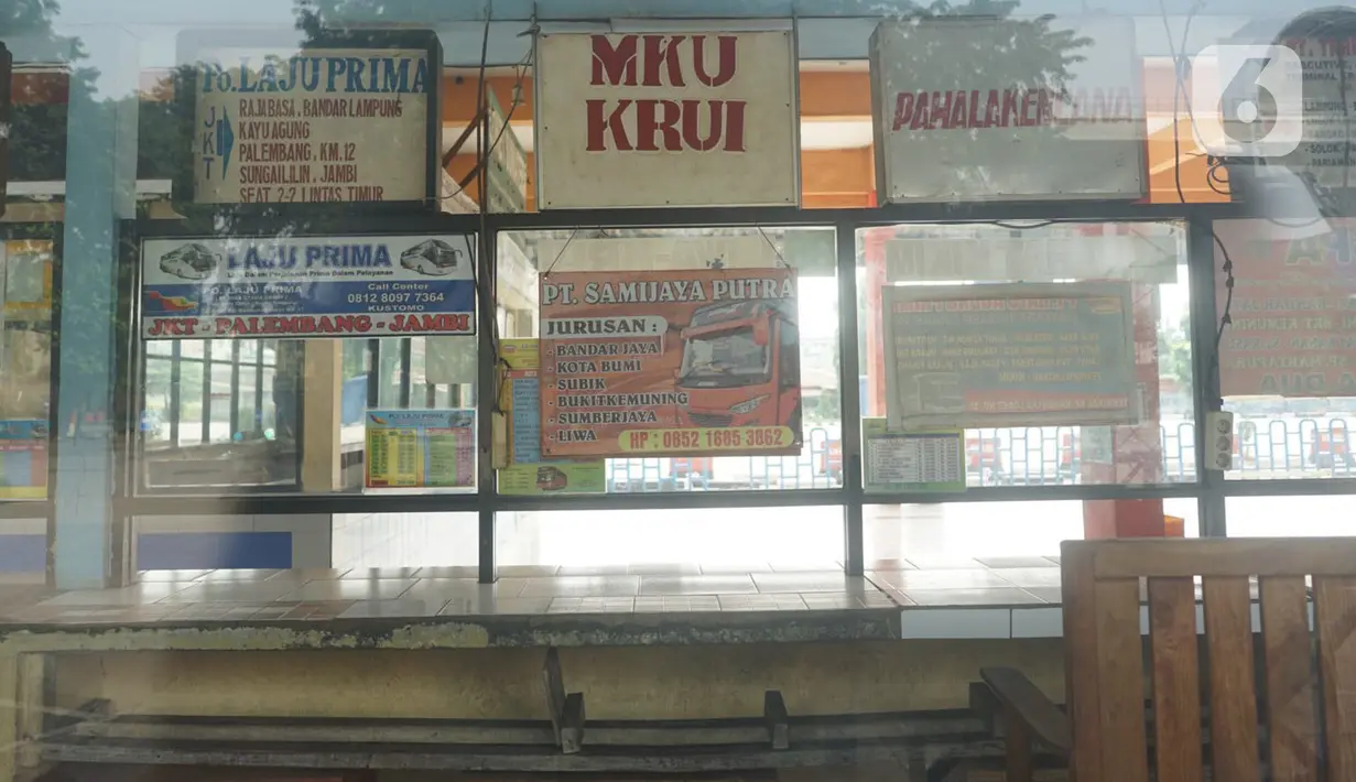 Suasana Terminal Bus Kampung Rambutan yang sepi aktivitas di Jakarta, Minggu (10/5/2020). Pelayanan Bus AKAP belum dioperasionalkan di Terminal Kampung Rambutan, meskipun pemerintah telah mengizinkan kembali angkutan umum beroperasi keluar masuk wilayah Jabodetabek. (Liputan6.com/Immanuel Antonius)