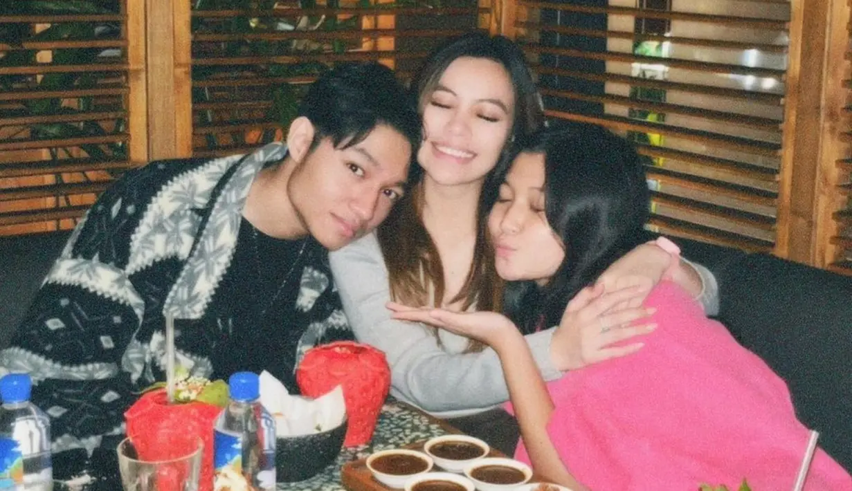 Selain saat hadiri konser Ungu, kedekatan Frislly Herlind dan keluarga Kiesha Alvaro terlihat di momen lainnya. Melalui laman Instagramnya, Frislly pernah unggah potret kebersamaannya dengan Nasha Anaya adik bungsu Kiesha Alvaro. Saking dekatnya, netizen pun bertanya-tanya soal hubungan Kiesha dan Frislly karena kedunya tak pernah ungkap soal hubungan. (Liputan6.com/IG/@itsme.frisllyherlind)