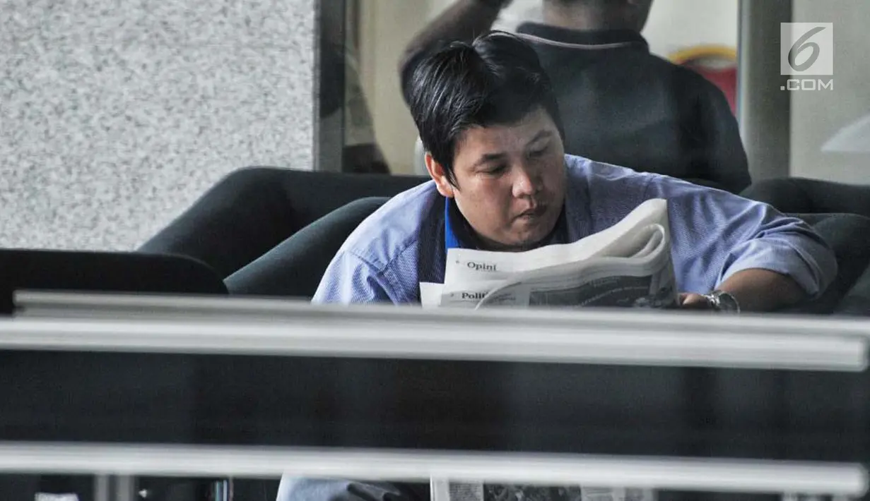 Mantan kontributor salah satu televisi nasional Hilman Mattauch di ruang tunggu Gedung KPK sebelum menjalani peemriksaan, Selasa (9/1). Hilman enggan memberikan komentar saat dikonfirmasi mengenai pemeriksaan kali ini. (Liputan6.com/Faizal Fanani)