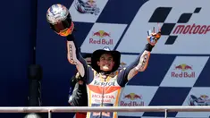 Pembalap Repsol Honda, Marc Marquez, merayakan kemenangannya setelah merebut gelar juara MotoGP Amerika di Circuit of the Americas (COTA), Austin, Minggu (22/4). Marquez menjadi pemenang dengan dengan catatan waktu 41 menit 52.002 detik. (AP/Eric Gay)