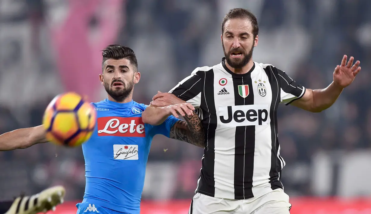 Pemain Napoli Elseid Hysaj mencoba menahan Higuain saat pertandingan liga Italia Seri A, Juventus melawan Napoli di Stadion Juventus, Turin, Italia (29/10). Higuan berhasil menyumbang satu gol untuk Juventus. (Reuters/Giorgio Perottino)