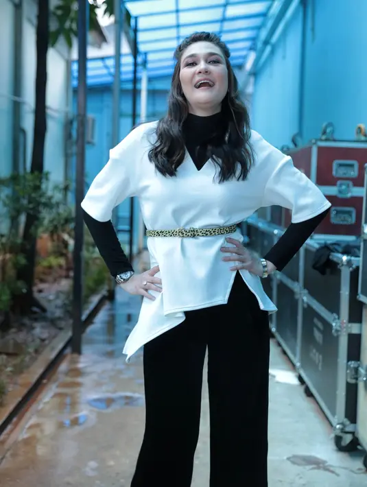 Jika dilihat Luna seperti sosok yang netral di geng tersebut. Namun siapa sangka jika Luna sebenarnya sosok yang paling galak. Hal ini diungkapkan oleh Ayu Dewi saat   ditemui di kawasan Tendean, Jakarta Selatan. (Adrian Putra/Bintang.com)