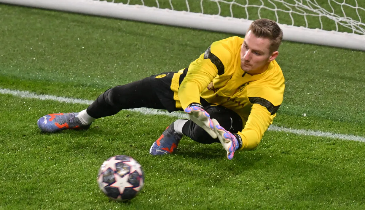 Kiper Borussia Dortmund, Luca Unbehaun berusaha menangkap bola saat mengikuti sesi latihan di Stamford Bridge di London (6/3/2023).Borussia Dortmund akan bertanding melawan Chelsea ada leg kedua babak 16 besar Liga Champions di stamford Bridge, Inggris.(AFP/Glyn Kirk)