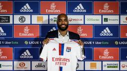 Alexandre Lacazette memutuskan pulang kampung untuk memperkuat Olympique Lyon setelah mengakhiri kiprahnya bersama Arsenal. Kontrak sang pemain habis pada bulan lalu dan tidak diperpanjang oleh The Gunners. Striker asal Prancis tersebut merupakan jebolan akademi Lyon. Lacazette pernah menjadi andalan di lini depan Les Gones sebelum hijrah ke Arsenal pada musim panas 2017 lalu. (AFP/Jeff Pachoud)