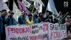 Sejumlah peserta aksi yang tergabung dalam Aliansi Badan Eksektutif Mahasiswa Seluruh Indonesia (BEM SI) membawa spanduk saat mengikuti aksi longmarch menuju Istana Merdeka, Jakarta, Senin (22/5). (Liputan6.com/Faizal Fanani)